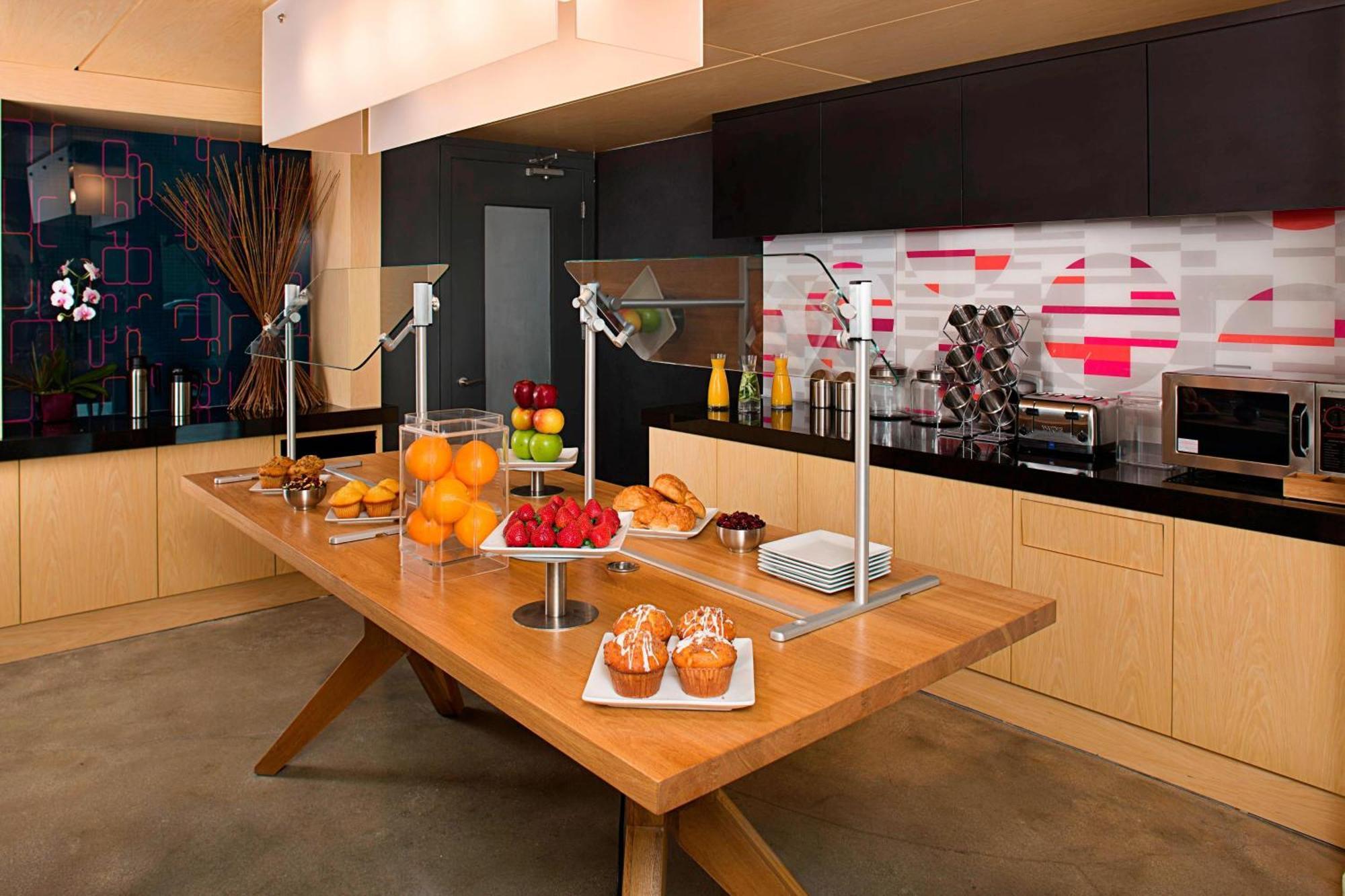 Отель Aloft Miami Brickell Экстерьер фото